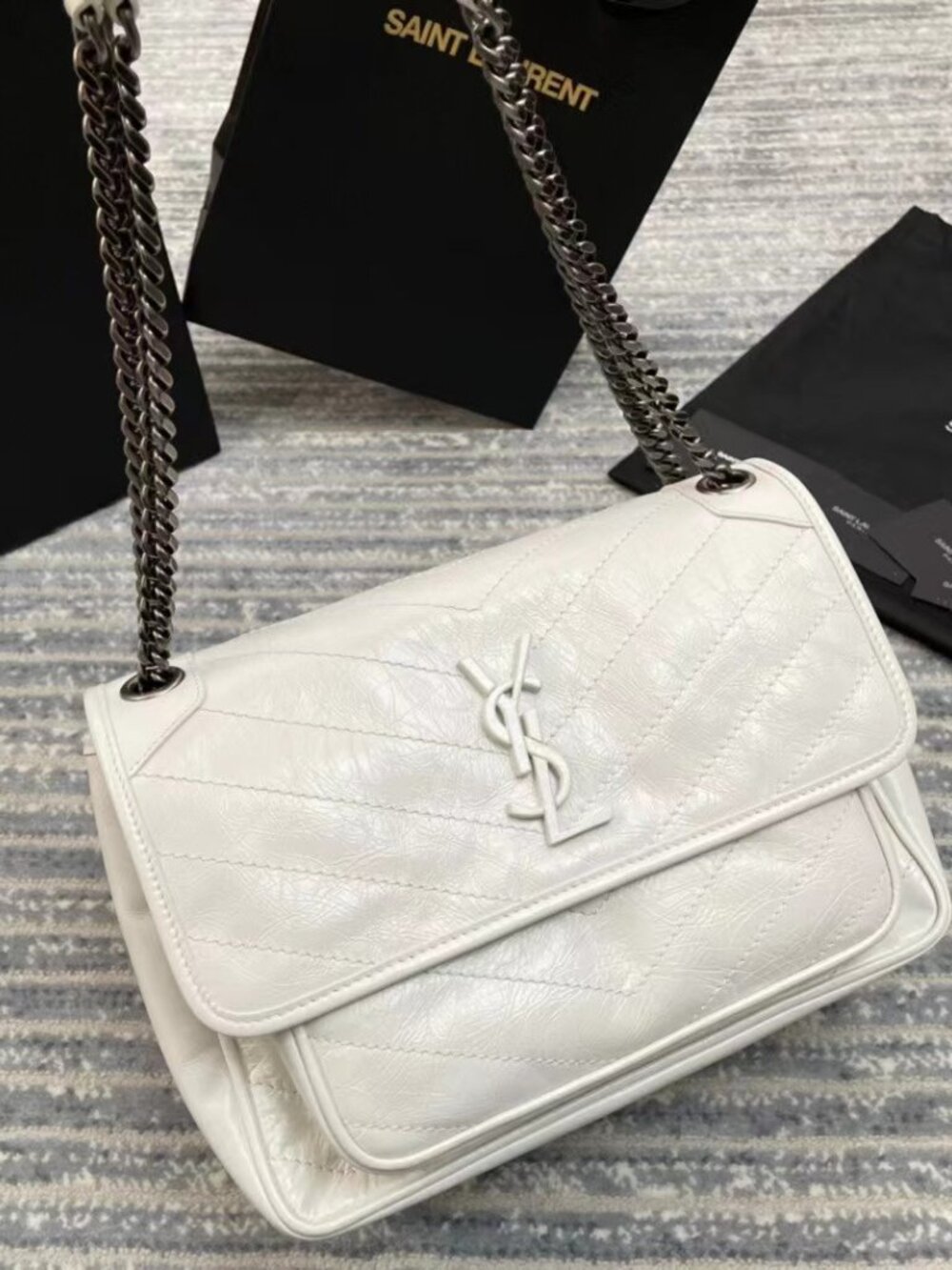 YSL NIKI white medium Crinkled crossbody bag - Picture 3 of 8